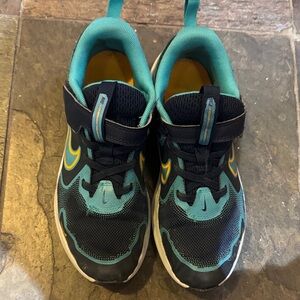 Nike Kids Teal and Black Sneakers